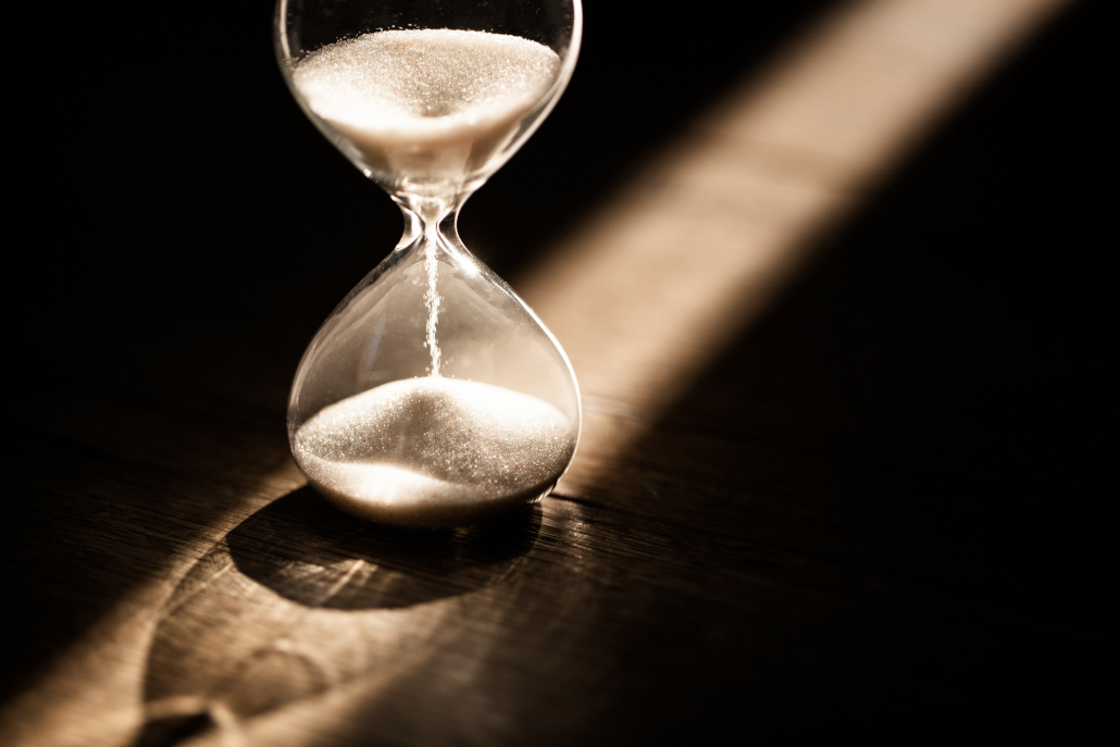 Time is passing. Песочные часы. Песочне час. Старинные песочные часы. Песочные часы на темном фоне