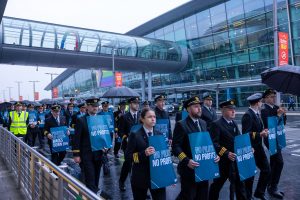aer lingus pilots, members of IALPA, on strike in dublin