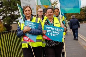 Fósa memberd at a protest for the hse pay and numbers dispute