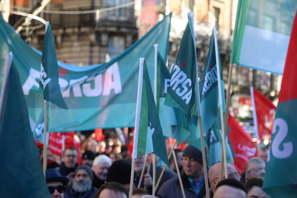 Fórsa banner and flags raised high on march in Dulbin